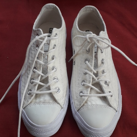 Vintage Converse Ivory on White Peppled Canvas Sneakers - Picture 2 of 8